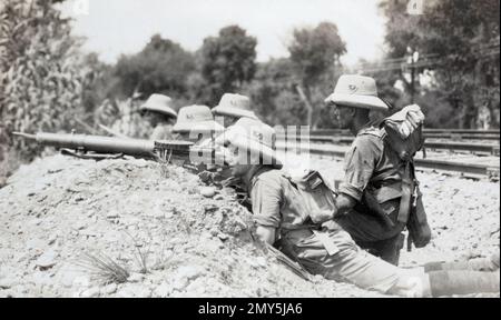 Les soldats de l'infanterie légère du Yorkshire du 2nd Bataillon King's Own armés d'un fusil Lewis protégeant une ligne de chemin de fer sur la région de la frontière Ouest de l'Inde britannique, vers le début de 1930s. Banque D'Images