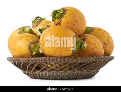 noix d'arec fraîches et jaunes sur un plateau, fruits de la paume de l'arec, palmiers à noix d'arec ou palmiers à betel, fruits tropicaux et commercialement importants isolés Banque D'Images