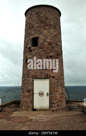 Gros plan du phare historique sur la côte du Cap Frehel Bretagne France lors d'une journée d'été Banque D'Images