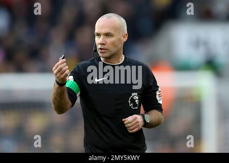 Wolverhampton, Royaume-Uni. 04th févr. 2023. L'arbitre Paul Tierney regarde. Match de la Premier League, Wolverhampton Wanderers / Liverpool au stade Molineux à Wolverhampton, en Angleterre, le samedi 4th février 2023. Cette image ne peut être utilisée qu'à des fins éditoriales. Utilisation éditoriale uniquement, licence requise pour une utilisation commerciale. Aucune utilisation dans les Paris, les jeux ou les publications d'un seul club/ligue/joueur. photo par Chris Stading/Andrew Orchard sports Photography/Alamy Live News crédit: Andrew Orchard sports Photography/Alamy Live News Banque D'Images