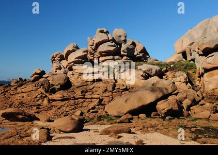 Des rochers comme des visages sur la côte de Red Rock à Ploumanach en Bretagne France lors D'Une belle Journée ensoleillée d'été avec Un ciel bleu clair Banque D'Images