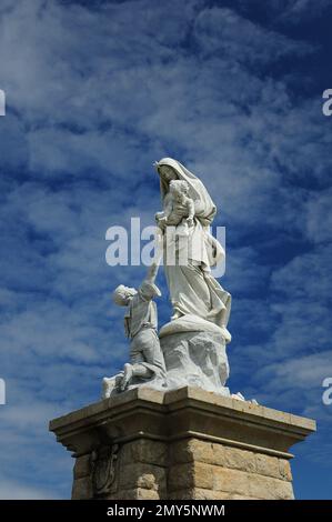 Statue de notre-Dame des Naufrages à la Pointe du raz en Bretagne France lors D'Une belle Journée ensoleillée d'été avec quelques nuages dans le ciel Banque D'Images