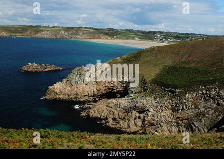 Vue de la Pointe du raz à la magnifique baie de la Baie des intrus en Bretagne France lors D'Une belle Journée ensoleillée d'été avec quelques nuages dans le ciel Banque D'Images