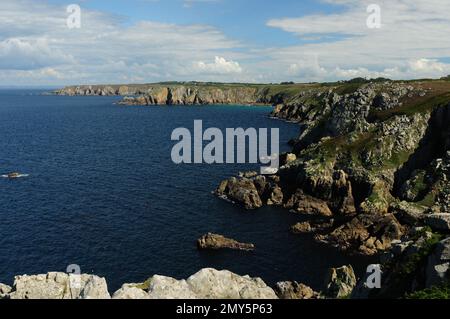 Vue de la Pointe du raz à la Pointe du Van en Bretagne France lors D'Une belle Journée ensoleillée d'été avec quelques nuages dans le ciel Banque D'Images