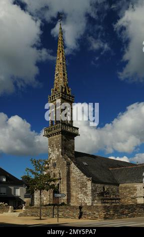 Église normande historique de Bretagne France lors D'Une belle Journée ensoleillée d'été avec quelques nuages dans le ciel Banque D'Images