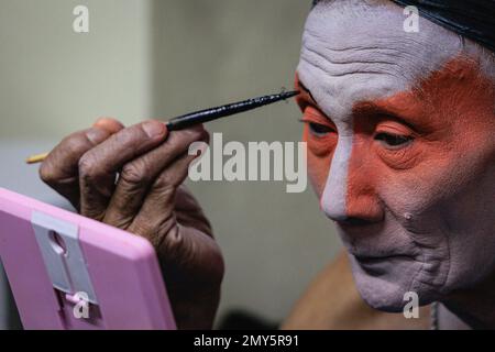 Bangkok, Thaïlande. 04th févr. 2023. L'artiste d'opéra chinois a vu se maquiller avant de se présenter à Bangkokís Chinatown. En raison de la semaine de design de Bangkok 2023, l'opéra chinois a lieu dans le quartier chinois de Bangkok avec l'événement supplémentaire pour relier les adolescents thaïlandais à la vieille communauté. (Photo de Varuth Pongsaponwatt/SOPA image/Sipa USA) crédit: SIPA USA/Alay Live News Banque D'Images