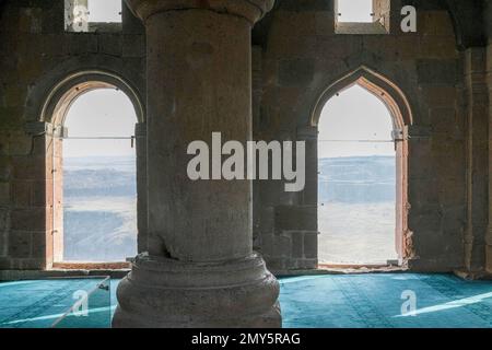 Kars, Turquie. 27th décembre 2022. Le territoire de l'Arménie est vu des fenêtres de la mosquée. Située dans les ruines d'Ani, à la frontière entre la Turquie et l'Arménie, la mosquée UER'l Menucehr a été rouverte au culte après des travaux de restauration. La mosquée est inscrite sur la liste du patrimoine mondial de l'UNESCO. (Photo de Bilal Seckin/SOPA Images/Sipa USA) crédit: SIPA USA/Alay Live News Banque D'Images