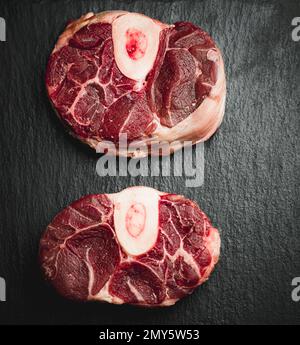 vue en hauteur de l'osso buco de bœuf cru coupé avec espace de copie en marbre noir hd Banque D'Images