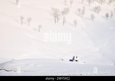 Snowcat avec cabine pour emmener les skieurs snowboarders freeride descente dans les montagnes éloignées du caucase. Ratrak Banque D'Images