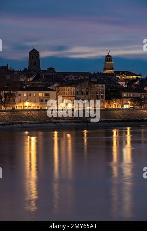 Arles, Provence, France, 1 1 2023 - vue de nuit sur le Rhône et la vieille ville Banque D'Images