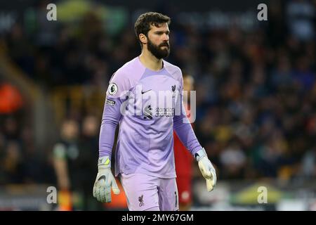 Wolverhampton, Royaume-Uni. 04th févr. 2023. Alisson Becker, le gardien de but de Liverpool, regarde dessus. Match de la Premier League, Wolverhampton Wanderers / Liverpool au stade Molineux à Wolverhampton, en Angleterre, le samedi 4th février 2023. Cette image ne peut être utilisée qu'à des fins éditoriales. Utilisation éditoriale uniquement, licence requise pour une utilisation commerciale. Aucune utilisation dans les Paris, les jeux ou les publications d'un seul club/ligue/joueur. photo par Chris Stading/Andrew Orchard sports Photography/Alamy Live News crédit: Andrew Orchard sports Photography/Alamy Live News Banque D'Images