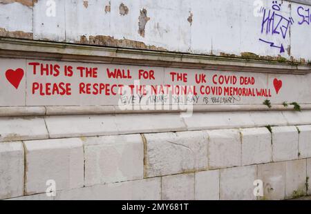 Londres, Royaume-Uni. 4th février 2023. Une partie du mur commémoratif national des Covid, qui est destiné à être la section des enfants, a été vandalisée avec des graffitis apparemment dénégation des covides. Le mur commémoratif sur la rive sud, en face des chambres du Parlement, contient plus de 150 000 coeurs rouges peints par des bénévoles, un pour chaque vie perdue par le coronavirus. Credit: Vuk Valcic/Alamy Live News Banque D'Images