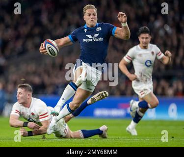 4th février 2023; Twickenham Stadium, Londres, Angleterre: Six Nations International Rugby England contre l'Écosse; Jack van Poortvliet d'Angleterre manque le défi de Duhan van der Merwe d'Écosse et il court dans un essai Banque D'Images