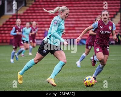 Walsall, Royaume-Uni. 04th févr. 2023. Walsall, Angleterre, 4 février 2023: Guro Bergsvand (5 Brighton) libère le ballon pendant le match de la Super League Barclays FA Womens entre Aston Villa et Brighton au stade de Bescot à Walsall, Angleterre (Natalie Mincher/SPP) Credit: SPP Sport Press photo. /Alamy Live News Banque D'Images