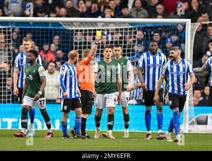 Sheffield, Royaume-Uni. 04th févr. 2023. Sheffield Wednesday Forward Callum Paterson (13) reçoit une carte jaune lors du match Sky Bet League 1 Sheffield Wednesday vs Plymouth Argyle à Hillsborough, Sheffield, Royaume-Uni, 4th février 2023 (photo de Stanley Kasala/News Images) à Sheffield, Royaume-Uni le 2/4/2023. (Photo de Stanley Kasala/News Images/Sipa USA) crédit: SIPA USA/Alay Live News Banque D'Images