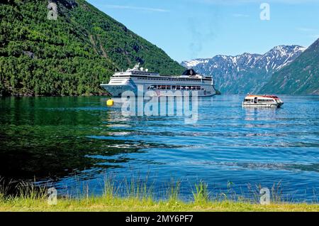 Navire de croisière MSC Lirica dans les Fjords norvégiens - fjord Geiranger - Hellesylt, Sunnylvsfjord, Norvège, Scandinavie. Destination voyage Norvège 21.06.2012 Banque D'Images