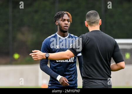 Swansea, pays de Galles. 4 février 2023. Laquay Coleman de Millwall étant parlé par l'arbitre Said Ouchene pendant le match de la Ligue de développement professionnel entre Swansea City moins de 18 ans et Millwall moins de 18 ans à la Swansea City Academy à Swansea, pays de Galles, Royaume-Uni le 4 février 2023. Crédit : Duncan Thomas/Majestic Media. Banque D'Images