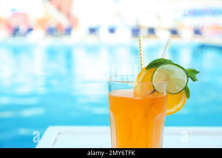 Cocktail rafraîchissant près de la piscine extérieure par beau temps Banque D'Images