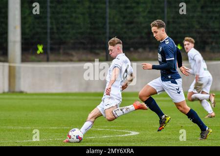 Swansea, pays de Galles. 4 février 2023. Joshua Carey de Swansea City sous la pression d'Alfie Massey de Millwall lors du match de la Ligue de développement professionnel entre Swansea City moins de 18 ans et Millwall moins de 18 ans à l'Académie de Swansea City à Swansea, pays de Galles, Royaume-Uni, le 4 février 2023. Crédit : Duncan Thomas/Majestic Media. Banque D'Images