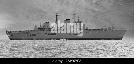 HMS Invincible (R05) porte-avions de la Marine royale approchant Portsmouth en août 1984 Banque D'Images