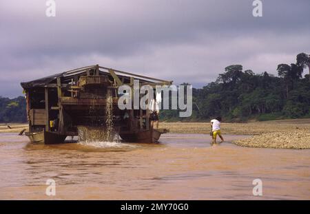 La rivière Tambopata dans le bassin amazonien du Pérou est un affluent important de la rivière Madre de Dios et de la rivière Amazone. Les dragues de l'exploitation aurifère empoisonnent la rivière avec du mercure et causent l'envasement massif qui tue les poissons et d'autres espèces aquatiques. Banque D'Images