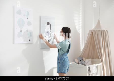 Décoration sur un mur blanc. Décoration intérieure des chambres pour enfants Banque D'Images