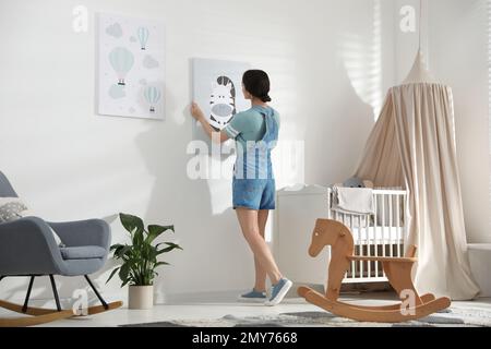 Décoration sur un mur blanc. Décoration intérieure des chambres pour enfants Banque D'Images