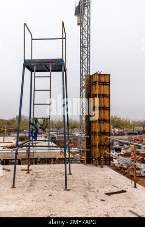 Chantier de construction avec coffrages en acier et barres de renfort pour piliers prêt pour le coulage du béton Banque D'Images