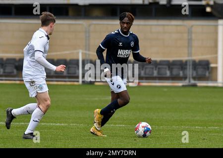 Swansea, pays de Galles. 4 février 2023. Laquay Coleman de Millwall sous la pression de Sam Parker de Swansea City pendant le jeu de la Ligue de développement professionnel entre Swansea City moins de 18 ans et Millwall moins de 18 ans à la Swansea City Academy à Swansea, pays de Galles, Royaume-Uni le 4 février 2023. Crédit : Duncan Thomas/Majestic Media. Banque D'Images