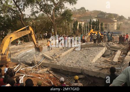 Équipes de sauvetage, immeuble de 2 étages, construction de bâtiments, immeuble effondré, Abuja, morts, sauvés, blessés, piégés, décombres, Nigéria. homme dans la civière, bâtiment cassé, ambulance, médecins, police nigériane, médecine nigériane, rock, sable, afrique, peuple nigérian, désastre nigérian, peuple africain, bulldozer, Banque D'Images