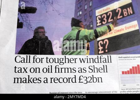 « Appeler à une taxe sur les bénéfices exceptionnels plus sévère sur les sociétés pétrolières alors que Shell réalise un record de 32bn £ », article du journal The Guardian, paru le 3 février 2023 à Londres, Royaume-Uni Banque D'Images
