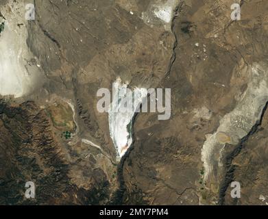 Lac Abert, Oregon, États-Unis. 27th janvier 2023. L'image en couleur naturelle en haut de la page (à droite) a été capturée par l'imageur de sol opérationnel (OLI) sur le Landsat 8 sur 18 octobre 2022. Chaque année, des dizaines de milliers d'oiseaux affluent jusqu'au lac Abert, tandis qu'ils se rendent de certaines parties du Grand bassin vers la voie de migration du Pacifique, une route qui s'étend de l'Alaska à l'Amérique du Sud. Le lac salé et peu profond du sud de l'Oregon a longtemps fonctionné comme un buffet à volonté pour beaucoup de ces voyageurs ailé avec de grandes quantités de mouches alcalines et de petits crustacés appelés crevettes saumures. Le lac surtout Banque D'Images