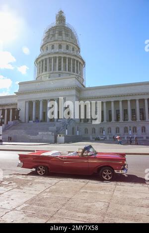 Voiture rouge avec Capitolio derrière à la Havane Banque D'Images