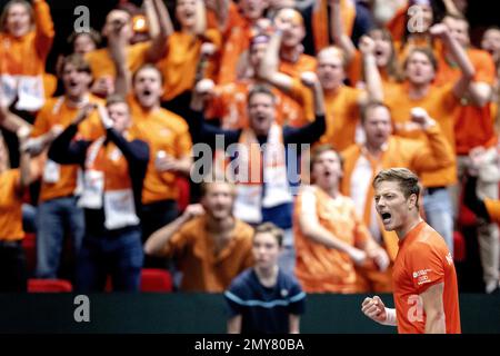 GRONINGEN - Tim van Rijthoven (pays-Bas) en action contre Alex Molcan (Slovaquie) lors du cycle de qualification pour les finales de la coupe Davis. Le gagnant se qualifiera pour la phase finale de la coupe Davis en septembre. AP SANDER KING Banque D'Images