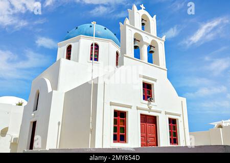 Église orthodoxe sur l'île d'Oia, Santorini, Grèce. Ville baignée par la mer Égée du Sud, dans les Cyclades Banque D'Images