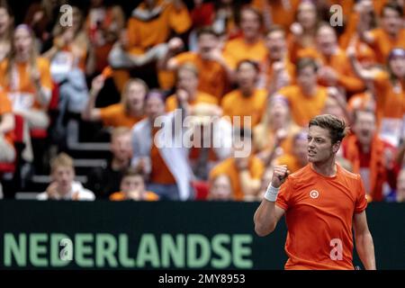 GRONINGEN - Tim van Rijthoven (pays-Bas) en action contre Alex Molcan (Slovaquie) lors du cycle de qualification pour les finales de la coupe Davis. Le gagnant se qualifiera pour la phase finale de la coupe Davis en septembre. AP SANDER KING Banque D'Images