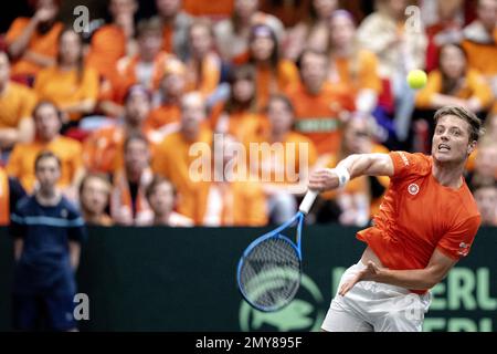 GRONINGEN - Tim van Rijthoven (pays-Bas) en action contre Alex Molcan (Slovaquie) lors du cycle de qualification pour les finales de la coupe Davis. Le gagnant se qualifiera pour la phase finale de la coupe Davis en septembre. AP SANDER KING Banque D'Images