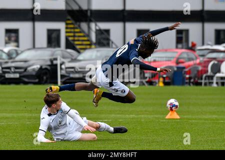 Swansea, pays de Galles. 4 février 2023. Laquay Coleman de Millwall est attaqué par Sam Parker de Swansea City lors du match de la Ligue de développement professionnel entre Swansea City moins de 18 ans et Millwall moins de 18 ans à la Swansea City Academy à Swansea, pays de Galles, Royaume-Uni, le 4 février 2023. Crédit : Duncan Thomas/Majestic Media. Banque D'Images