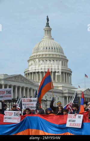 Washington, DC, États-Unis. 3rd févr. 2023. Briser le blocus Artsakh par l'Azerbaïdjan de la route de Lachin le but des manifestants arméniens-américains au Capitole des États-Unis à Washington, DC. 120 000 personnes ou plus ont été sans les nécessités de base de la nourriture, l'électricité, les fournitures médicales, le gaz pour le chauffage et la cuisine, et internet qui a été coupé pendant 50 jours. Ils veulent la levée du blocus, l'interdiction de plus d'armes pour l'armée azérie, la condamnation des actions azéri, y compris des crimes de guerre, et bien plus encore. Une résolution bipartisane condamnant l'Azerbaïdjan a été coparrainée par les représentants Pall Banque D'Images