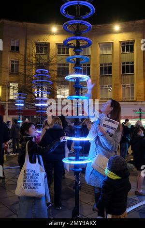 Bristol, Royaume-Uni. 4th févr. 2023. Le Bristol Light Festival apporte du plaisir et de la lumière au centre-ville pour les personnes qui veulent explorer la ville après la tombée de la nuit. Le sentier lumineux de la ville est parrainé par Bristol City Bid. Crédit : JMF News/Alay Live News Banque D'Images