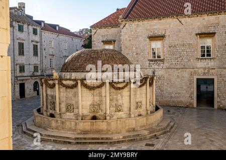 Dubrovnik, Croatie-6 janvier 2023: Célèbre grande fontaine Onofrio à l'entrée de la vieille partie de la ville de Dubrovnik Banque D'Images