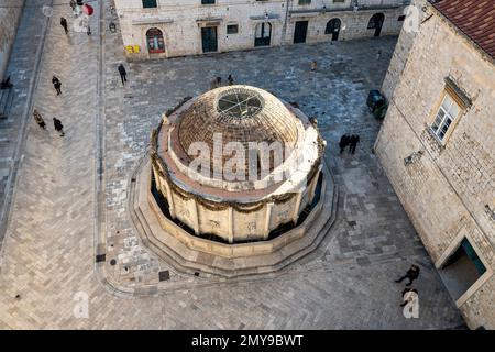 Dubrovnik, Croatie-6 janvier 2023: Image aérienne de la célèbre grande fontaine Onofrio à l'entrée de la vieille partie de la ville de Dubrovnik Banque D'Images