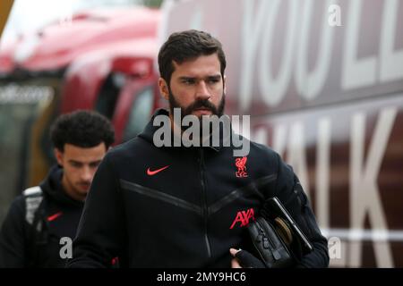 Wolverhampton, Royaume-Uni. 04th févr. 2023. Alisson Becker, gardien de but de Liverpool arrive au stade. Match de la Premier League, Wolverhampton Wanderers / Liverpool au stade Molineux à Wolverhampton, en Angleterre, le samedi 4th février 2023. Cette image ne peut être utilisée qu'à des fins éditoriales. Utilisation éditoriale uniquement, licence requise pour une utilisation commerciale. Aucune utilisation dans les Paris, les jeux ou les publications d'un seul club/ligue/joueur. photo par Chris Stading/Andrew Orchard sports Photography/Alamy Live News crédit: Andrew Orchard sports Photography/Alamy Live News Banque D'Images