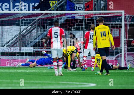 EMMEN - (l) gardien de but de vitesse Kjell Scherpen (m) Jasin Amin Assehnoun du FC Emmen marquant le 1-2 lors du match de première ligue néerlandais entre le FC Emmen et Vitesse à de Oude Meerdijk on 4 février 2023 à Emmen, pays-Bas. ANP COR LASKER Banque D'Images