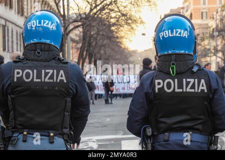 Rome, . 04th févr. 2023. 04/02/2023 Rome, manifestation anarchiste en solidarité avec Alfredo Cospito détenu en 41Bis dans la prison de l'Opéra PS: La photo peut être utilisée dans le contexte dans lequel elle a été prise, et sans intention diffamatoire du décorum du peuple représenté. Crédit : Agence photo indépendante/Alamy Live News Banque D'Images