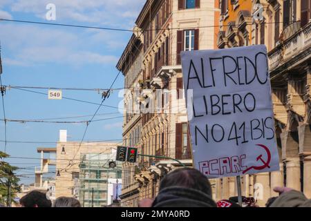 Rome, . 04th févr. 2023. 04/02/2023 Rome, manifestation anarchiste en solidarité avec Alfredo Cospito détenu en 41Bis dans la prison de l'Opéra PS: La photo peut être utilisée dans le contexte dans lequel elle a été prise, et sans intention diffamatoire du décorum du peuple représenté. Crédit : Agence photo indépendante/Alamy Live News Banque D'Images