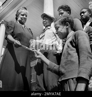 Mme Shaw distribuant du courrier aux étudiants de l'Administration nationale de la jeunesse (NYA) au Boyss' Dords , Bethune-Cookman College, Daytona Beach, Floride, États-Unis, Gordon Parks, États-Unis Office of War information, février 1943 Banque D'Images