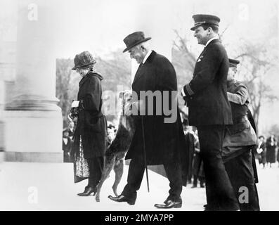 ÉTATS-UNIS Le président Warren G. Harding et la première dame Florence Harding étant accueillis par leur chien Laddie Boy à son retour à la Maison Blanche après un voyage en Floride, Washington, D.C., États-Unis, États-Unis, National photo Company, mars 1923 Banque D'Images