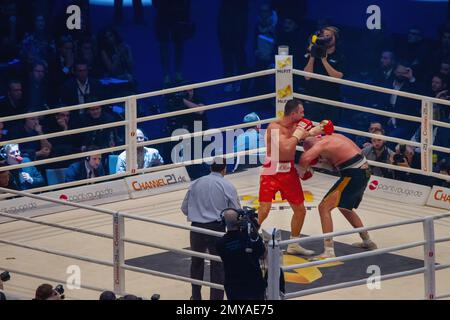 8-11-2015 Düsseldorf Allemagne. Malgré l'énorme hauteur de Tyson Fury, il plonge très rapidement sous les coups de Klitschko. Commentateur ex-champion Carl Froch watchi Banque D'Images