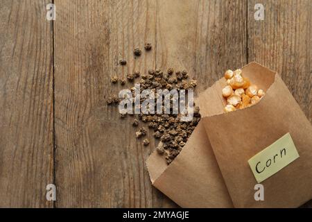 Différentes graines de légumes sur une table en bois, à plat Banque D'Images